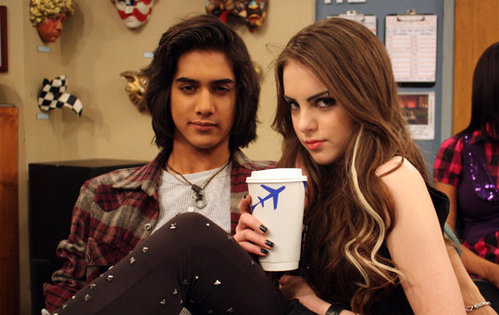 Elizabeth Gillies of Victorious does something more imitates the voice of 
